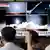 Una pantalla de televisión muestra imágenes del lanzamiento de misiles de Corea del Norte durante un programa de noticias en la estación de tren de Seúl. (31.08.2023)