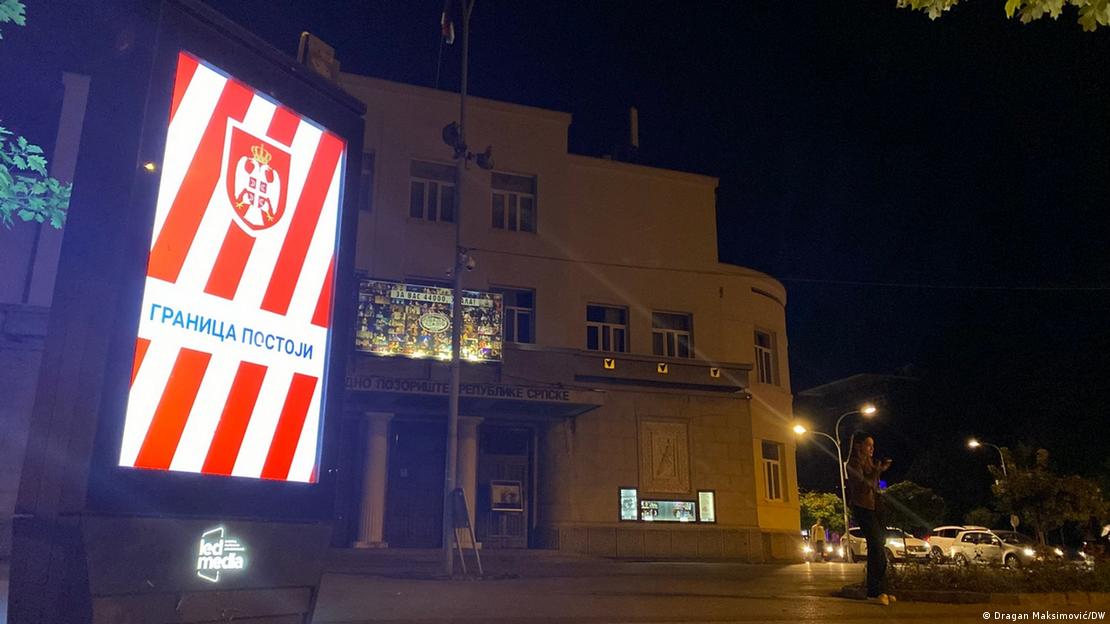 Prizor sa protesta podrške Miloradu Dodiku u Doboju sa plakatom na kome piše da "granica postoji"
