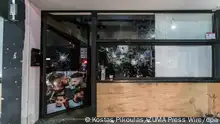 02.09.2023, Zypern, Limassol: Die Fensterscheibe eines Geschäfts ist zerbrochen. Nach einer Demonstration gegen Flüchtlinge und Migranten hat es am Freitagabend in der zyprischen Hafenstadt Limassol schwere Ausschreitungen gegeben. Rund 350 Vermummte griffen Geschäfte von Migranten und die Menschen selbst an, warfen Brandsätze und Steine und zündeten Mülltonnen an, wie die Zeitung «Cyprus Times» am Samstag berichtete. Foto: Kostas Pikoulas/ZUMA Press Wire/dpa +++ dpa-Bildfunk +++