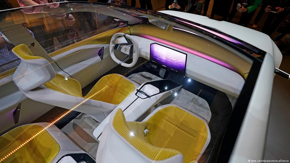 Interior del vehículo visto a través de su techo de cristal.
