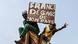 Das Bild zeigt zwei Demonstranten bei Protesten gegen Frankreich und für die putschenden Militärs in Niger Anfang September 2023. Sie halten ein Schild aus Pappe in Händen auf dem steht "Frankreich verlasse mein Land" Das Bild zeigt zwei Demonstranten bei Protesten gegen Frankreich und für die putschenden Militärs in Niger Anfang September 2023. Sie halten ein Schild aus Pappe in Händen auf dem steht "Frankreich verlasse mein Land"