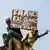 Das Bild zeigt zwei Demonstranten bei Protesten gegen Frankreich und für die putschenden Militärs in Niger Anfang September 2023. Sie halten ein Schild aus Pappe in Händen auf dem steht "Frankreich verlasse mein Land"