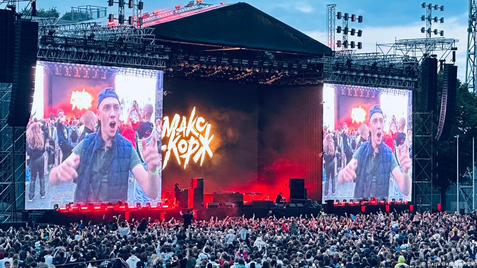 Корж беларусь концерт. Корж беларусь концерт. Макс корж концерт. Макс корж стадион. Макс корж фото с концерта.