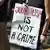 Человек с плакатом "Журналистика - не преступление"