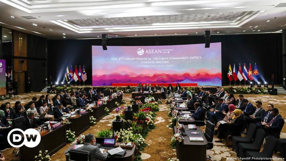 ASEAN: Indonesia, Malaysia urge staying out of global rows