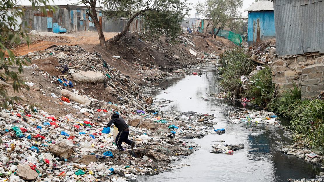 Criança recolhe materiais recicláveis no Quênia. Criança recolhe materiais recicláveis no Quênia.
