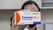 Indonesien Bandung 2022 | Apotheker zeigt Favipiravir-Medikament für Covid-19-Patienten