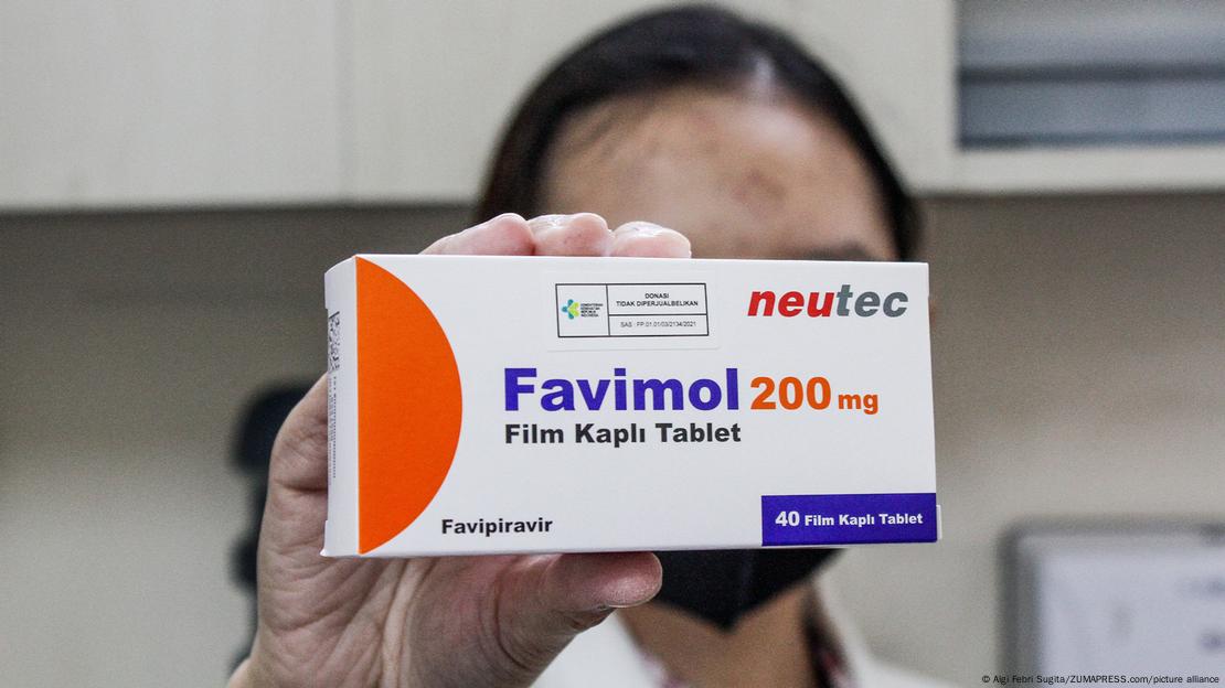 Indonesien Bandung 2022 | Apotheker zeigt Favipiravir-Medikament für Covid-19-Patienten