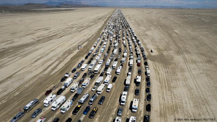 Participantes do Burning Man formam megacongestionamento em pleno deserto após serem liberados para deixar o local