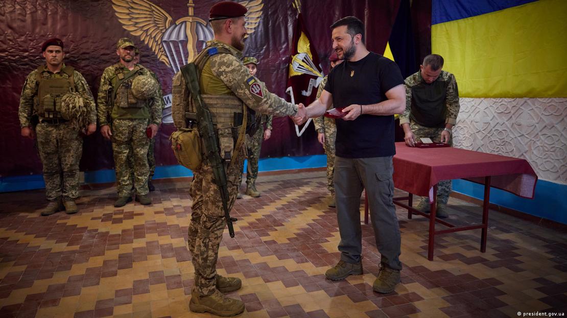 Володимир Зеленски посещава войници на фронта