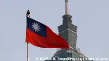 epa05199210 A Taiwan flag pictured in front of Taipei 101 skyscraper in Taipei, Taiwan, 07 March 2016. China's President Xi Jinping on 06 March 2016 pledged to stop any moves toward formal independence for Taiwan, in his first remarks on the issue since the island's pro-independence opposition party won a decisive election victory in January. EPA/RITCHIE B. TONGO ++ +++ dpa-Bildfunk +++
