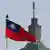 前台湾总统马英九主张，蔡英文政府把双十国庆日的英文改成“Taiwan National Day”，的作法是“不折不扣的‘台独’”，指责蔡英文未遵守中华民国宪法、危害台海安全。图为中华民国旗在台北101前飘扬。（资料照）