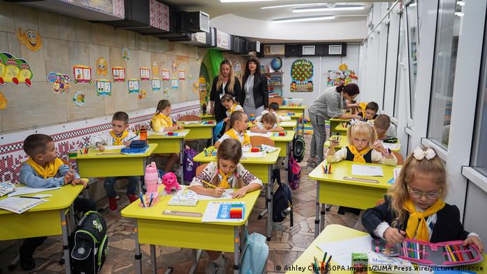 Crianças em uma sala de aula improvisada dentro de uma estação de metrô na Ucrânia: guerra deixa marcas profundas nos pequenos