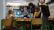 Maestras y estudiantes en una aula.