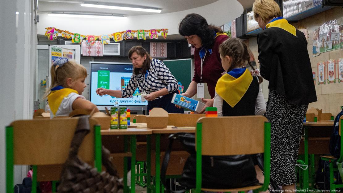 Maestras y estudiantes en una aula. Maestras y estudiantes en una aula.