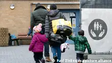 22.12.2022+++ Berlin - Eine geflüchtete Familie geht über das Gelände der Erstaufnahmeeinrichtung des Landesamtes für Flüchtlingsangelegenheiten (LAF) in Reinickendorf. (zu dpa «Schwierige EU-Gespräche über weitreichende Reform des Asylsystems») +++ dpa-Bildfunk +++