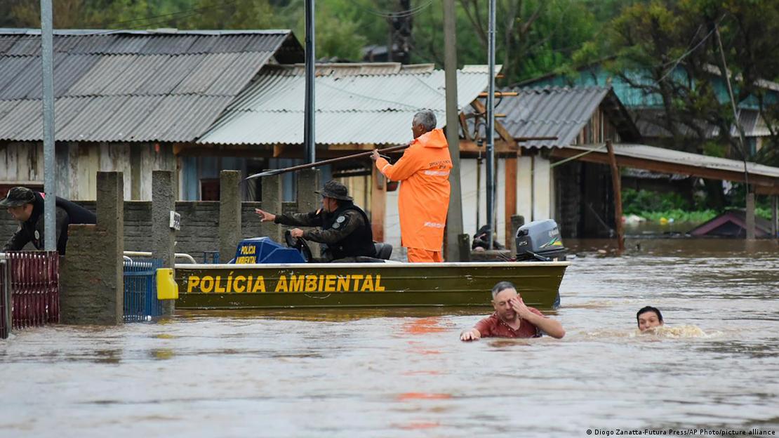 Barco da Polícia Ambiental em cidade alagada por enchente no Rio Grande do Sul