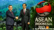 06.09.2023+++ China's Premier Li Qiang (L) is greeted by Indonesia’s President Joko Widodo upon his arrival at the 43rd Association of Southeast Asian Nations (ASEAN) Summit in Jakarta, Indonesia, 06 September 2023. Indonesia will host the 43rd ASEAN Summit and related summits on 05 to 07 September 2023. MAST IRHAM/Pool via REUTERS