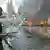 Mercado de rua em chamas após ser atingido por míssil russo na cidade de Kostiantynivka, no leste da Ucrânia