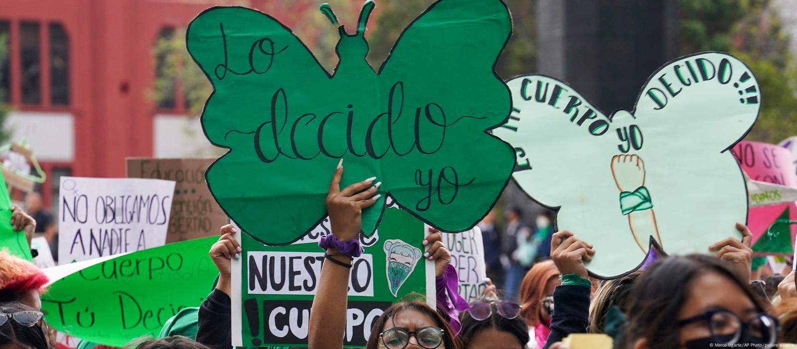 Alvo de protestos, presidente do México posta foto antiga que diz