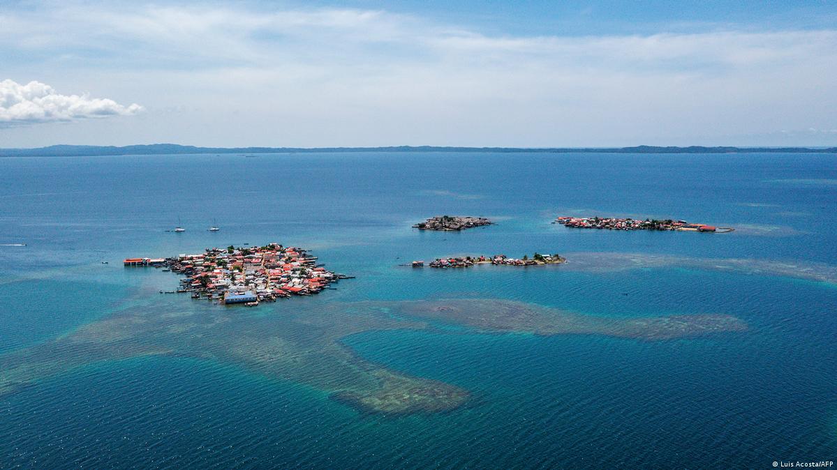 Esta fotografia aérea mostra três pequenas ilhas caribenhas na província indígena de Guna Yala, no Panamá