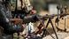 Un combatiente sirio con un arma. Un combatiente sirio con un arma.