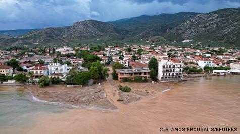 Πλημμυρισμένο παραθαλάσσιο χωριό στην Κεντρική Ελλάδα