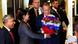 El ministro de Exteriores de Rusia, Serguéi Lavrov, es recibido con un ramo de flores envuelto en los colores de la bandera rusa a su llegada a Daca, capital de Bangladés, el 7 de septiembre de 2023. El ministro de Exteriores de Rusia, Serguéi Lavrov, es recibido con un ramo de flores envuelto en los colores de la bandera rusa a su llegada a Daca, capital de Bangladés, el 7 de septiembre de 2023.