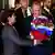 El ministro de Exteriores de Rusia, Serguéi Lavrov, es recibido con un ramo de flores envuelto en los colores de la bandera rusa a su llegada a Daca, capital de Bangladés, el 7 de septiembre de 2023.