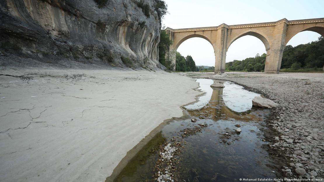 Desecación de un río en Francia durante la época de mayor calor en el verano de 2023