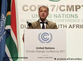 epa03026890 Norbert Roettgen, Minister of Environment of Germany speaks during the High Level Segment of the COP 17 / CMP 7 United Nations (UN) Climate Change Conference 2011 in Durban, South Africa 07 December 2011. The 17th session of the Congress of the Parties (COP) comprising 194 countries meeting to discuss the United Nations Framework Convention on Climate Change (UNFCCC) is in its High Level Segment serving as the meeting of the Parties to the Kyoto Protocol. EPA/NIC BOTHMA +++(c) dpa - Bildfunk+++
