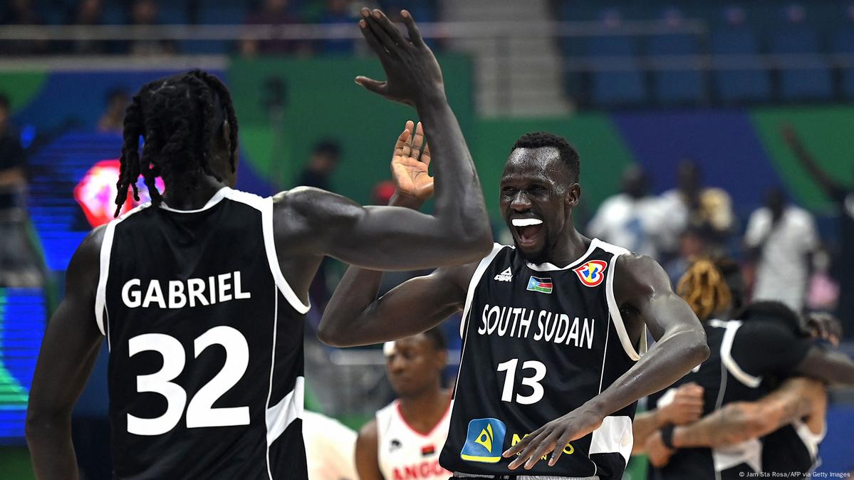 South Sudan's Basketballers Qualify For The Olympics – DW – 09/08/2023