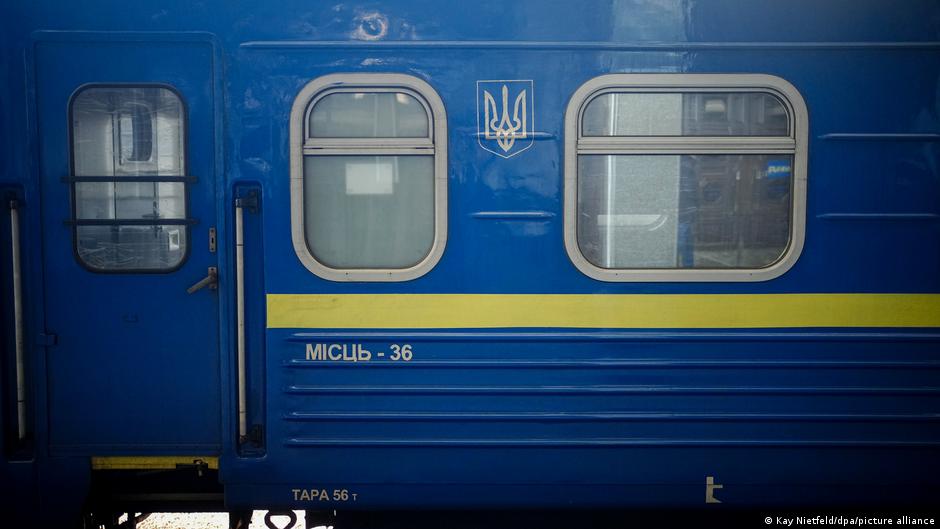 Війська РФ вночі масовано атакували дронами українську залізницю