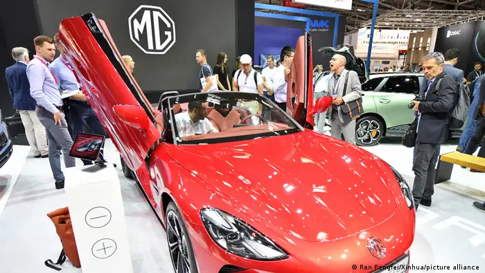 زوار ينظرون إلى سيارة صينة الصنع خلال المعرض الدولي للسيارات بميونخ