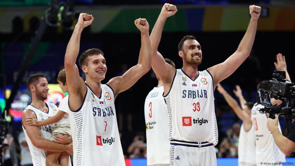 Slavlje igrača Srbije nakon pobede nad Kanadom i plasmana u finale Svetskog prvenstva