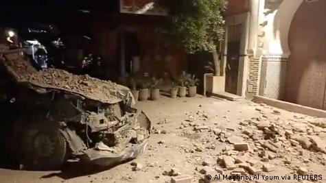 Оштетен автомобил од урнатините од кужа во Маракеш
