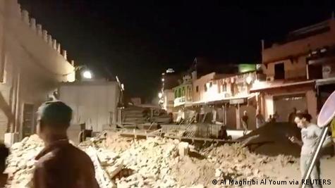 Луѓе со неверување гледаат во урнатините предизвикани од земјотресот во Маракеш