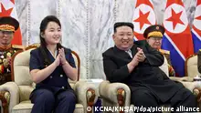 Auf diesem Foto, das am Samstag, den 9. September 2023, von der nordkoreanischen Regierung zur Verfügung gestellt wurde, nimmt Kim Jong-un (r), Machthaber von Nordkorea, mit seiner Tochter (l) an einer paramilitärischen Parade anlässlich des 75-jährigen Gründungsjubiläums Nordkoreas teil. Unabhängige Journalisten hatten keinen Zugang zu der Veranstaltung, die auf diesem von der nordkoreanischen Regierung veröffentlichten Bild zu sehen ist. Der Inhalt dieses Bildes ist so, wie er zur Verfügung gestellt wurde und kann nicht unabhängig überprüft werden. Das Wasserzeichen in koreanischer Sprache auf dem Bild, das von der Quelle zur Verfügung gestellt wurde, lautet: «KCNA» ist die Abkürzung für Korean Central News Agency. +++ dpa-Bildfunk +++