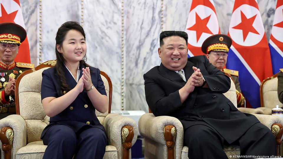 2023年9月，金正恩携女儿金朱爱出席阅兵式