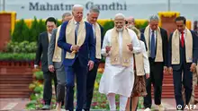 जी20 की बैठक के दौरान दिल्ली आए दुनिया के नेताओं के साथ राजघाट पर प्रधानमंत्री नरेंद्र मोदी