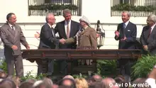 Oslo Accords I+II in Washington, 13.9.1993
P.M. YITZHAKRABIN SHAKING HANDS WITH PLO CHAIRMANYASSER ARAFAT (R) ON WHITE HOUSE LAWN AS U.S. PRES. BILL CLINTON LOOKS ON.