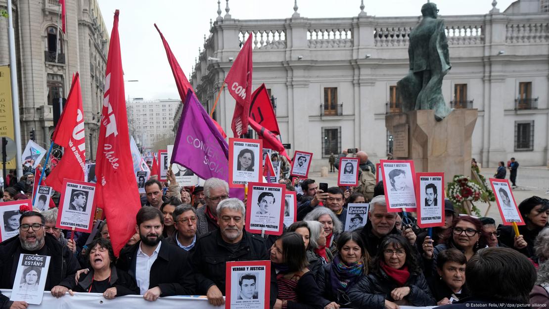 Foto de personas que marchan por las víctimas de la dictadura en Chile