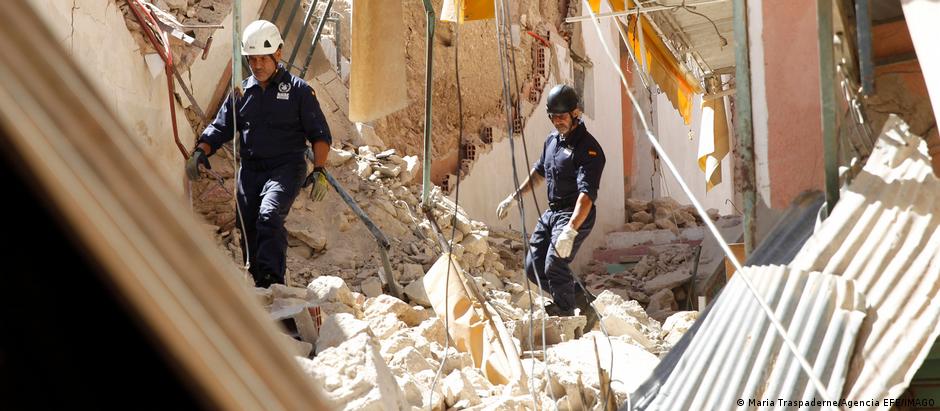 Equipes de resgaste correm contra o tempo no Marrocos