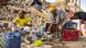 Δύο άντρες τρώνε δίπλα σε ερείπια μετά τον σεισμό που έπληξε το Μαρόκο