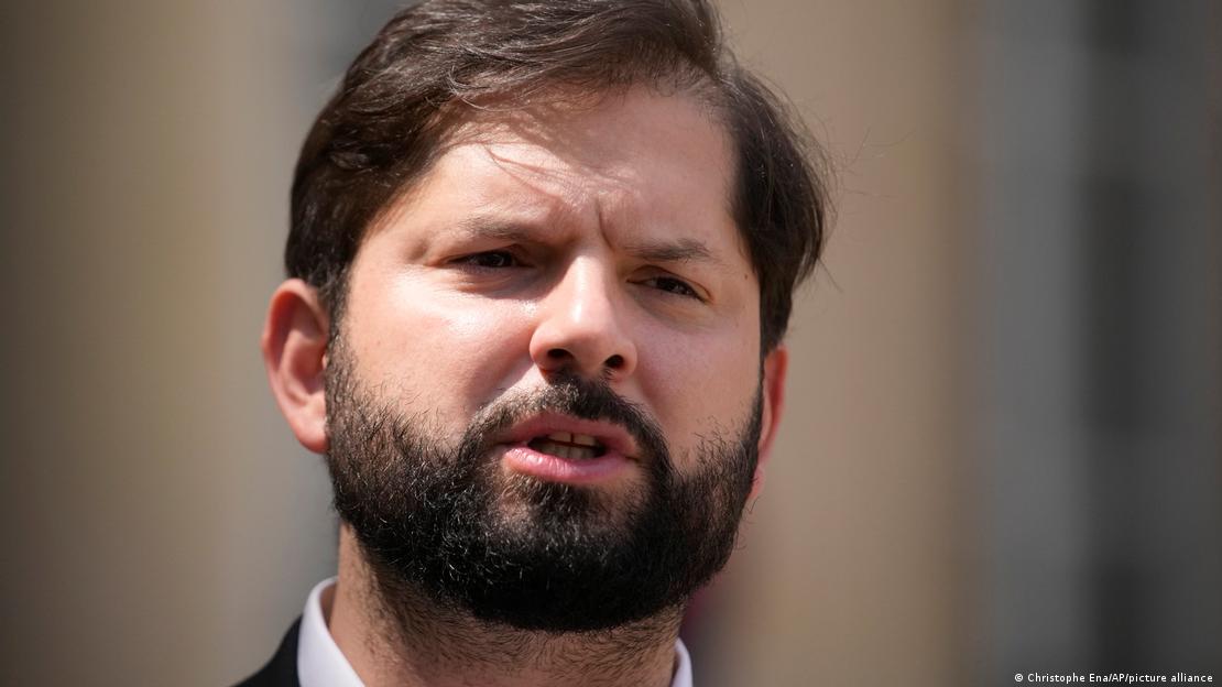 Gabriel Boric fotografiado mientras habla a los medios.