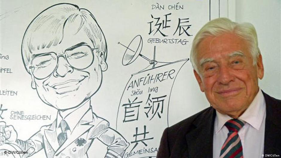 Kristijan Švarc-Šiling stoji ispred crteža iz vremena kada je bio savezni ministar pošte i telekomunikacija (fotografija iz septembra 2011.)