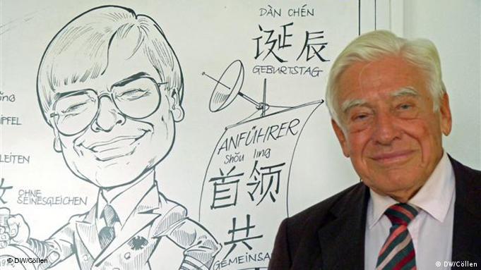 Christian Schwarz-Schilling sa karikaturom iz vremena kada je bio ministar pošte i telekomunikacija 