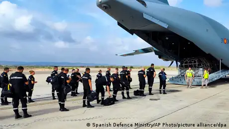 طائرة عسكرية إسبانية تنقل عناصر من وحدة إنقاذ متوجهة للمناطق المنكوبة في المغرب