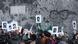 Foto simbólica de personas que sostienen imágenes de víctimas de la dictadura en Chile. Foto simbólica de personas que sostienen imágenes de víctimas de la dictadura en Chile.