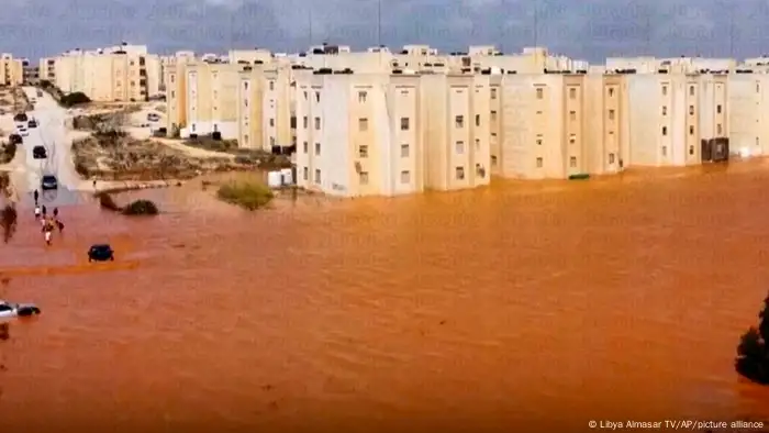 مياه السيول تغمر مدينة درنة الساحلية الواقعة في شرق ليبيا